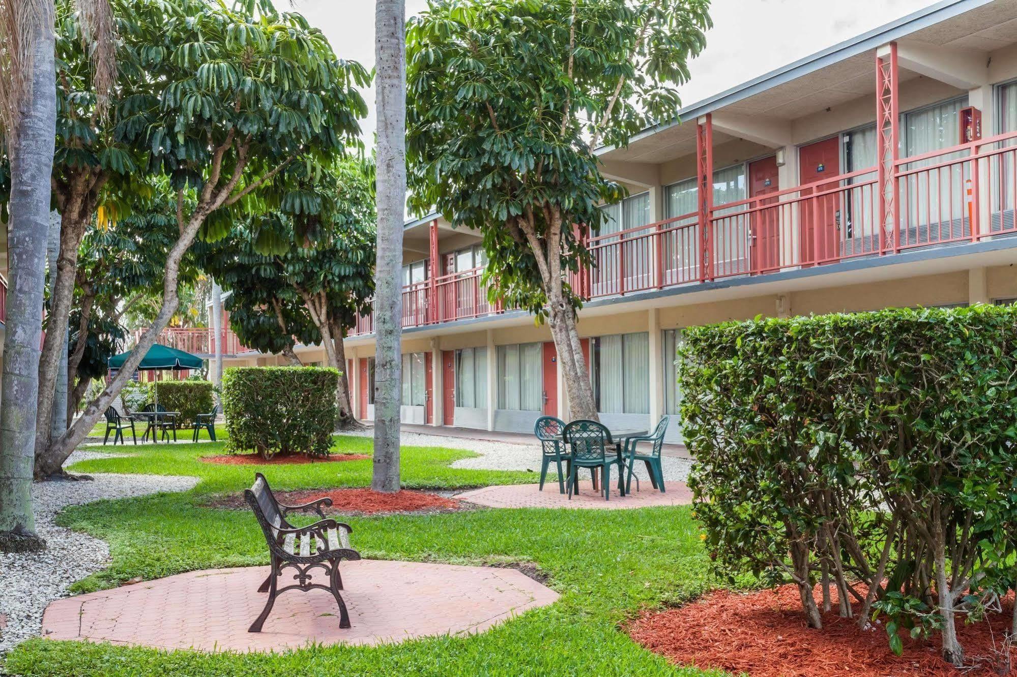 Days Inn By Wyndham West Palm Beach Exteriér fotografie