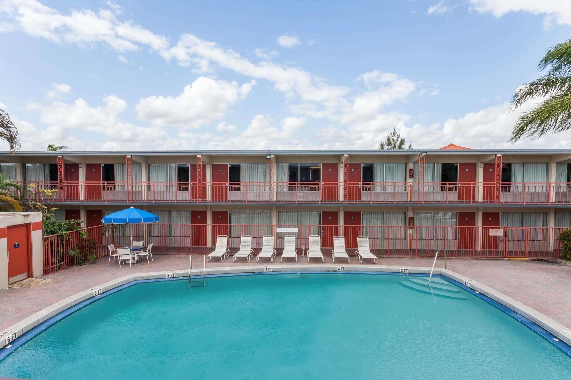 Days Inn By Wyndham West Palm Beach Exteriér fotografie