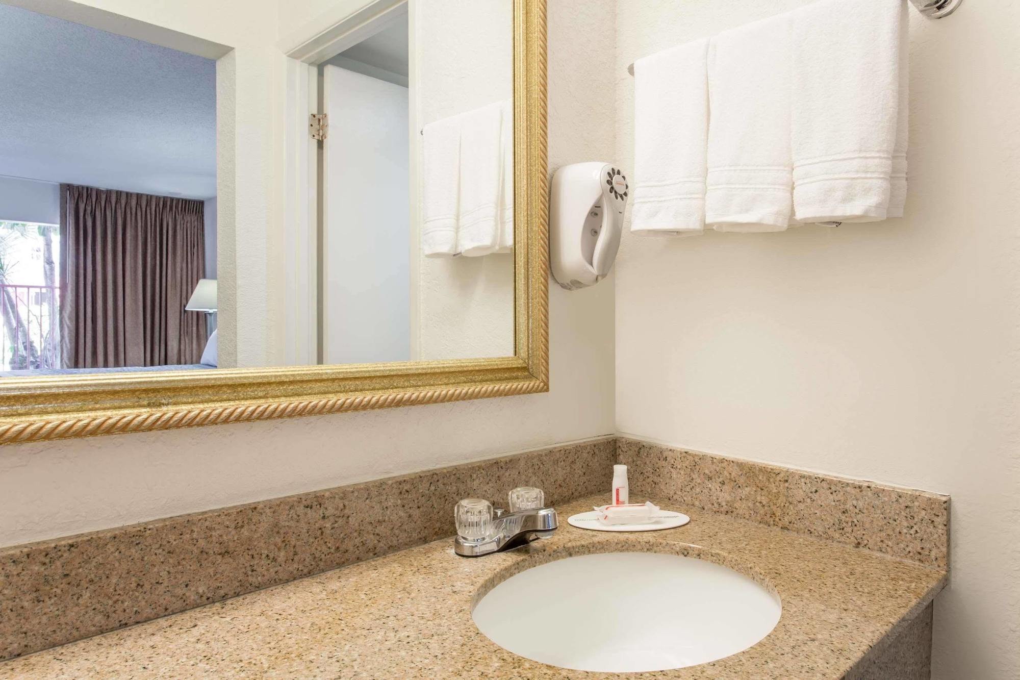 Days Inn By Wyndham West Palm Beach Exteriér fotografie