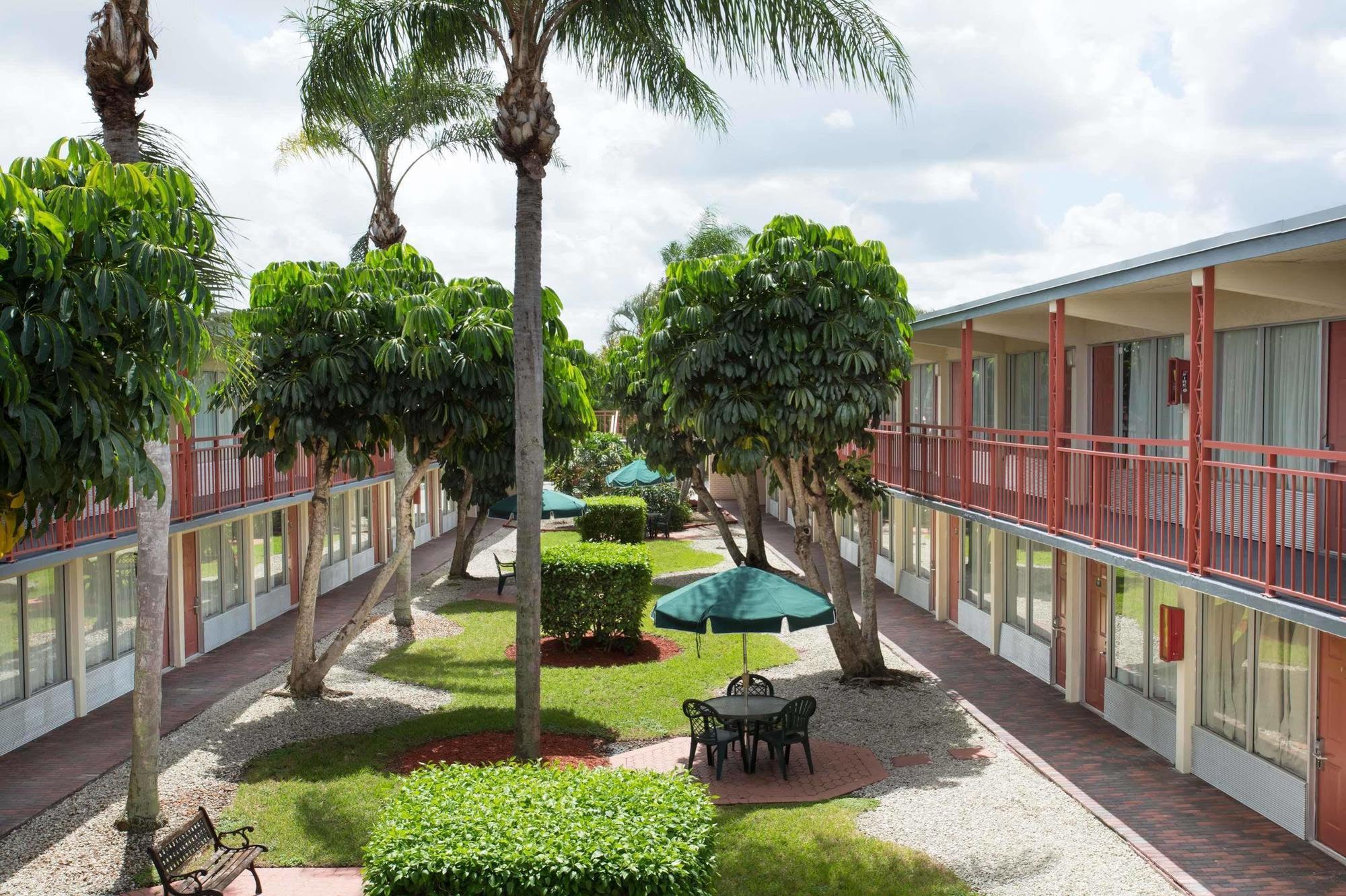 Days Inn By Wyndham West Palm Beach Exteriér fotografie